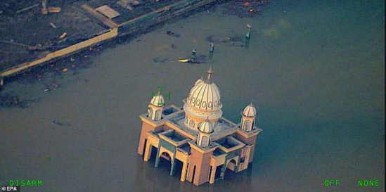 
Thánh đường Hồi giáo ở thành phố Palu chìm trong biển nước