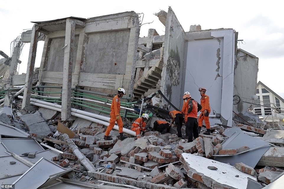
Thảm họa kép khiến cho các tòa nhà trở thành đống đổ nát, nhiều người bị mắc kẹt không thoát ra được