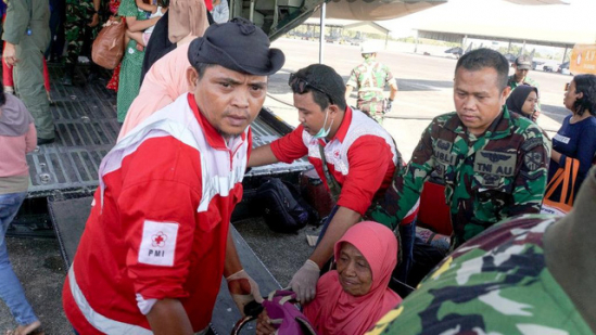 Tang thương sau thảm họa kép động đất, sóng thần ở Indonesia: Nạn nhân phải an táng tại mộ tập thể