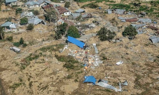 Tang thương sau thảm họa kép động đất, sóng thần ở Indonesia: Nạn nhân phải an táng tại mộ tập thể