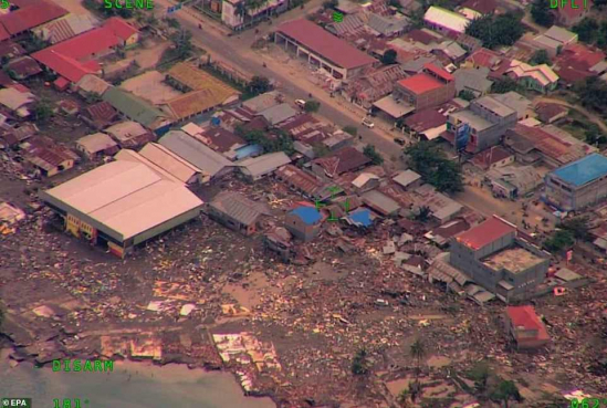 
Nhiều căn nhà bị san phẳng, đổ nát sau thảm họa kép