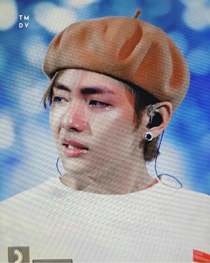 V (BTS) bật khóc trên sân khấu concert, xin lỗi fan vì lý do bất ngờ