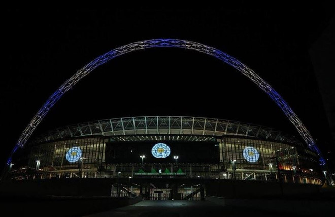 
Ngay sau khi thông tin về sự ra đi của Chủ tịch Vichai được phát đi, SVĐ Wembley ở thủ đô London đã đặt logo của Bầy cáo khắp tất cả màn hình điện tử xung quanh SVĐ, đồng thời đổi màu chủ đạo thành màu xanh trắng - màu truyền thống của CLB Leicester City.