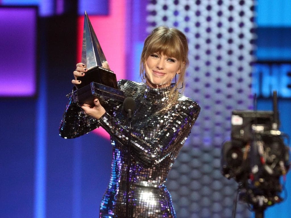 Kết quả America Music Awards 2018: Thế hệ nữ quyền, Taylor Swift, Cardi B, Camila Cabello thắng lớn