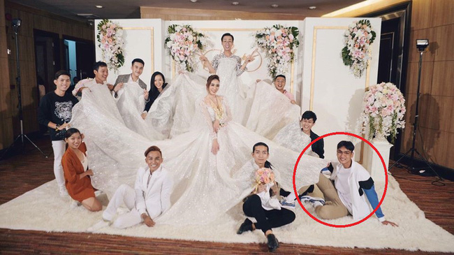 
Hình ảnh Huy Quang đi dự tiệc cưới của Kim Nhã người từng dự thi Next Top chung giữa thời điểm chương trình đang quay hình làm đồn đoán anh chàng đã bị loại càng xác thực hơn.