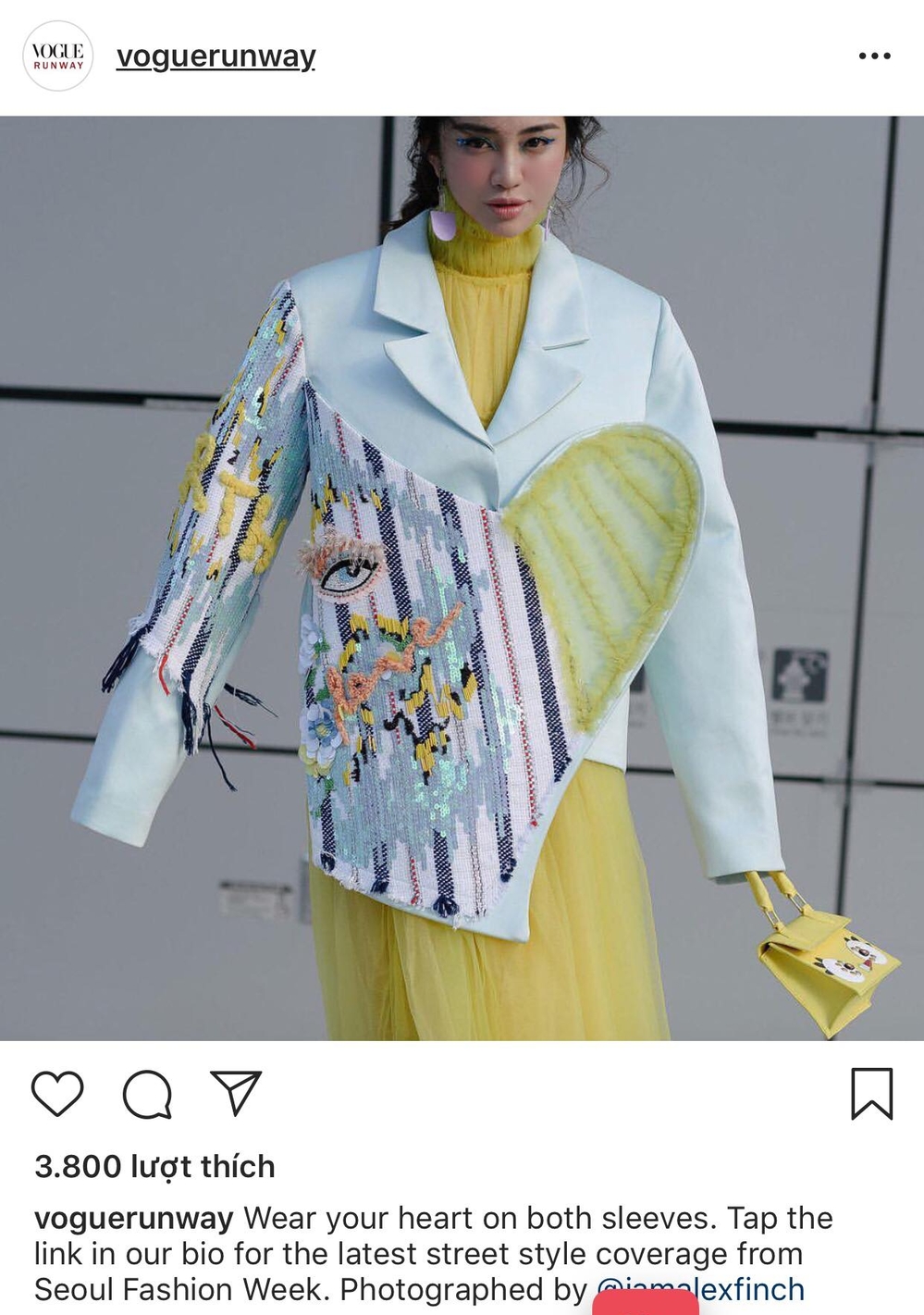 
Với street style "chất" và nổi bật không kém các fashionista xứ Hàn, Thiên Nga nhanh chóng lọt vào tầm ngắm của hàng loạt nhiếp ảnh gia street style, truyền thông quốc tế và ngồi "chễm chệ" trên Instagram của Vogue.