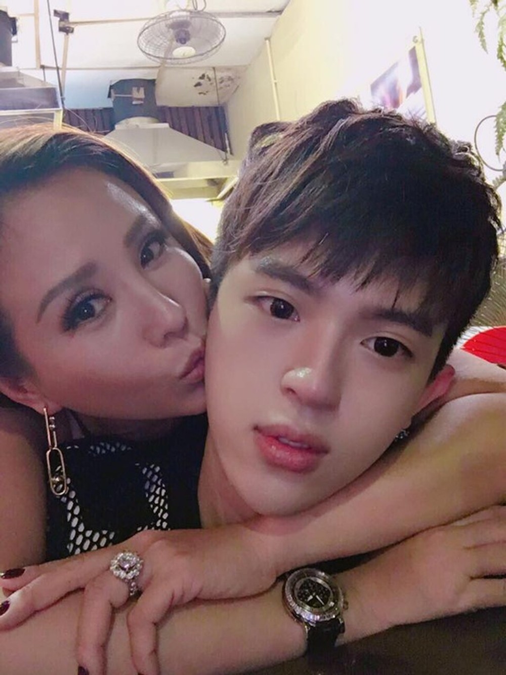 Hoa hậu Thu Hoài kể về khoảnh khắc phát hiện ra con trai hot boy đồng tính - Tin sao Viet - Tin tuc sao Viet - Scandal sao Viet - Tin tuc cua Sao - Tin cua Sao