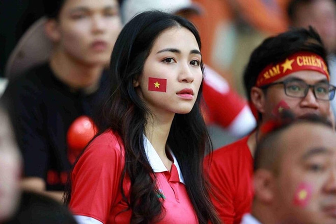  
Hòa Minzy bất ngờ xuất hiện ở khán đài để cổ vũ đội tuyển Olympic Việt Nam - Tin sao Viet - Tin tuc sao Viet - Scandal sao Viet - Tin tuc cua Sao - Tin cua Sao
