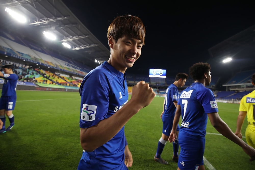 
Dù chỉ mới 18 tuổi nhưng Jeon Se-jin đã được hít thở bầu không khí của K-League - giải VĐQG hàng đầu châu Á. Jeon ra sân 10 trận cho Suwon Bluewings và ghi 2 bàn thắng. Trận ra mắt đội 1 của "măng non" này chính là trận đấu mà Suwon đánh bại FLC Thanh Hoá 5-1 tại vòng play-off AFC Champions League năm ngoái. 