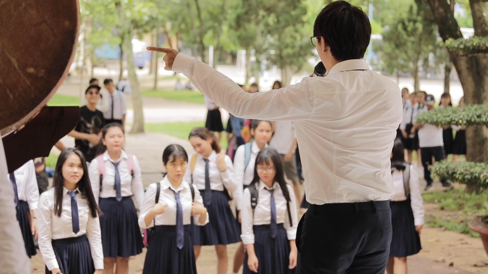 Tùng Maru và Mai Ngô rủ nhau lên Kon Tum dạy nhảy cho học sinh vùng cao