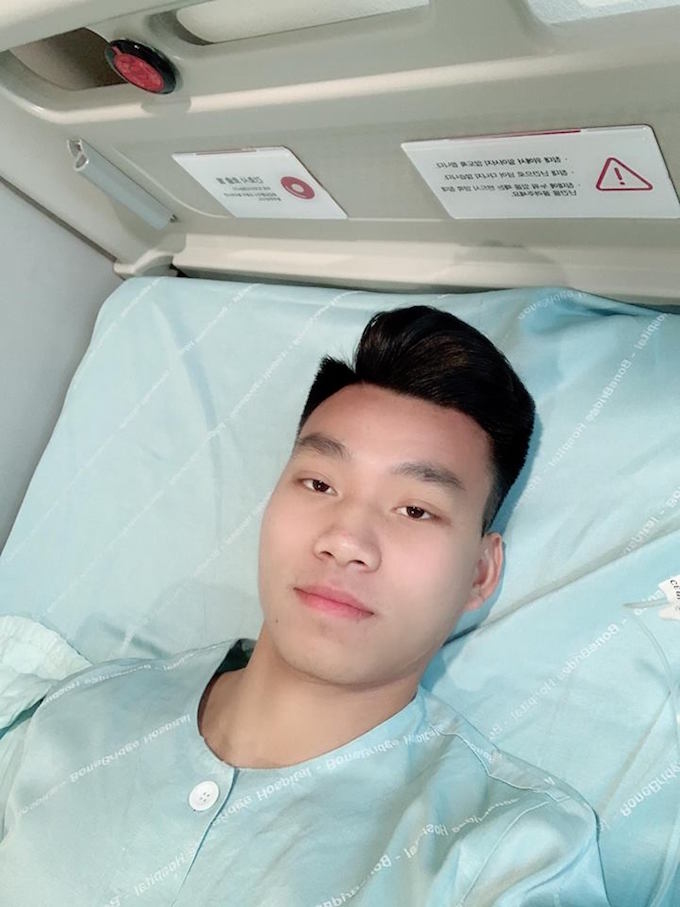 
Văn Thanh "selfie" sau ca phẫu thuật thành công.