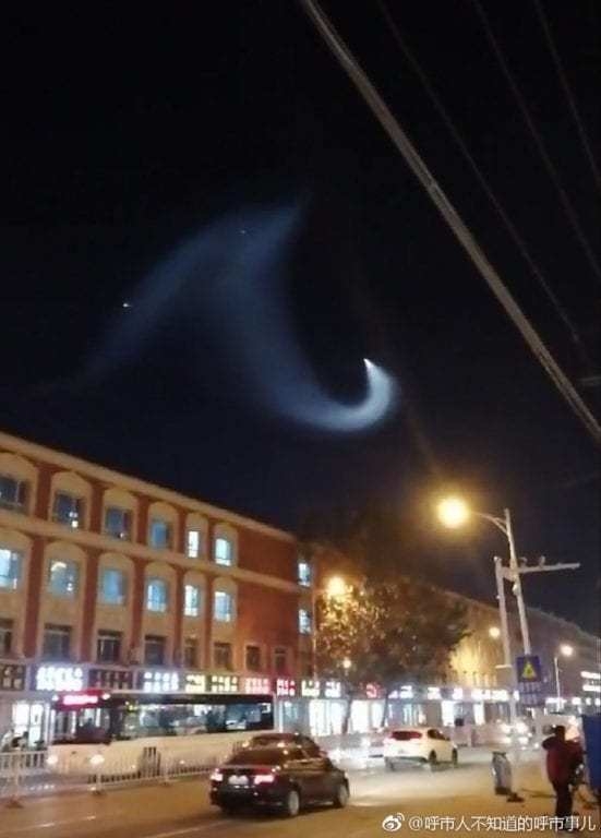 Phát hiện vật thể lạ trông như UFO xuất hiện trên bầu trời gây nháo nhào cộng đồng mạng