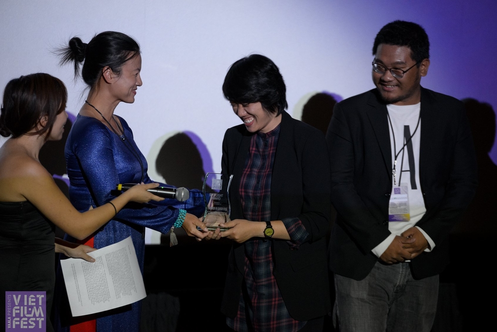 Bộ phim đầu tay của đạo diễn Việt, Nhắm Mắt Thấy Mùa Hè đạt giải Liên hoan phim tại Mỹ