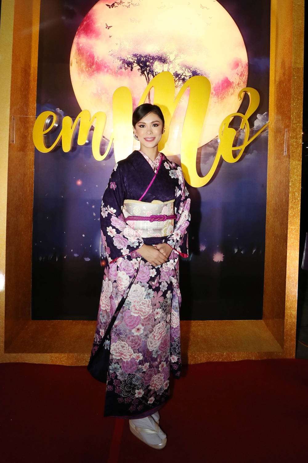 
Hoa hậu Hoàn vũ Riyo Mori gây chú ý khi khoe nhan sắc ngọt ngào trong trang phục kimono, họa tiết hoa cầu kì.