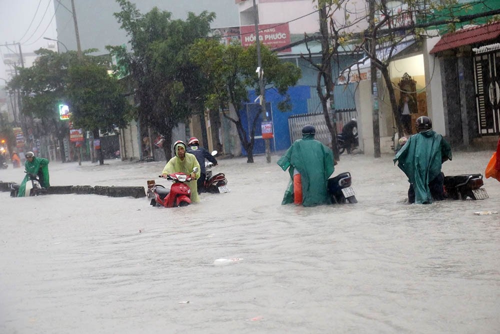 Sài Gòn ảnh hưởng bão thôi đã khổ sở thế này, sống trong tâm bão còn khủng khiếp thế nào?