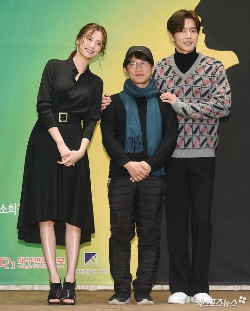 
Nana và Park Hae Jin chụp ảnh cùng đạo diễn Jang Tae Yoo