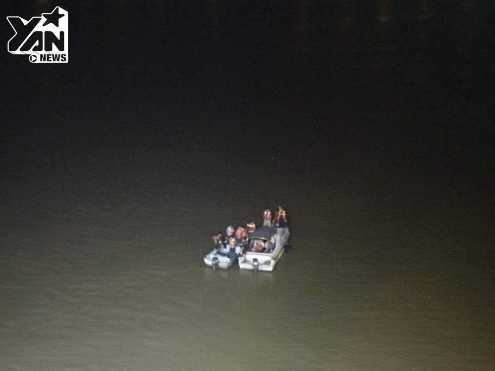 Vụ xe ôtô húc đổ lan cầu Chương Dương rồi lao xuống sông: Tìm thấy mảnh vỡ của xe ôtô