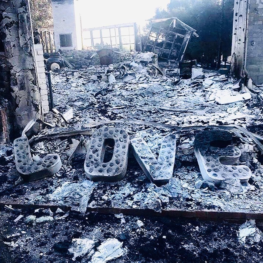 Nhà của Miley Cyrus cháy rụi trong vụ hỏa hoạn, thế nhưng “tình yêu” vẫn còn nguyên vẹn