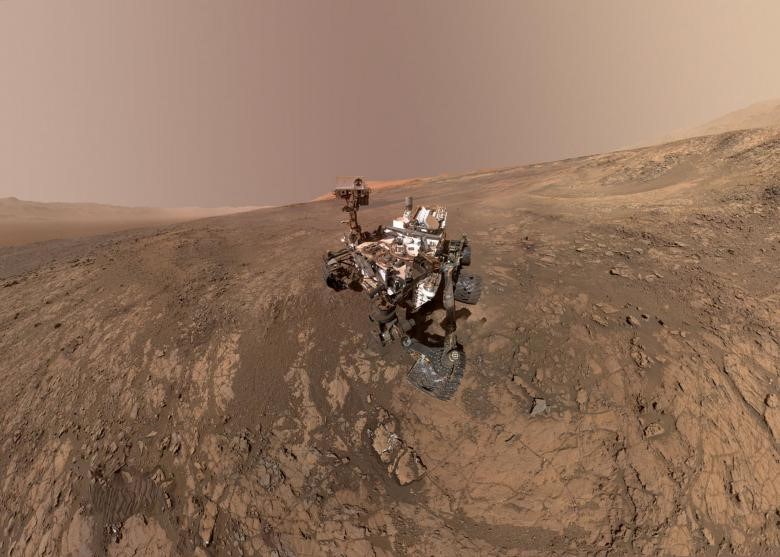 
Có gì trên sao Hỏa? Xe tự lái mang tên Curiousity Mars đã tự mình chụp những bức hình về hành tinh Đỏ nơi nó đang thực địa và gửi về Trái đất. Các chuyên gia đã ghép hàng chụp tấm hình riêng lẻ, rời rạc mà Curiousity Mars chộp được rồi tạo ra hình ảnh hoàn chỉnh nhất về quang cảnh trên sao Hỏa. Chúng ta cách Sao Hỏa quãng đường 4,35 phút ánh sáng. Để có được tấm hình này, tàu vũ trụ chở xe tự lái Curiosity Mars đã mất 8 tháng, tương đương hơn 250 ngày bay ở vận tốc lớn để đến được đích.