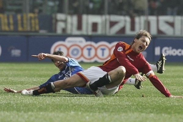 
2006 Totti bị vỡ xương mắc cá chân trái trong trận đấu với Empoli.