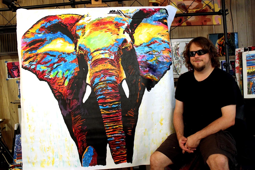 
Họa sĩ mù John Bramblitt đã hoàn thành bức tranh chú voi của mình một cách sống động đến đáng kinh ngạc