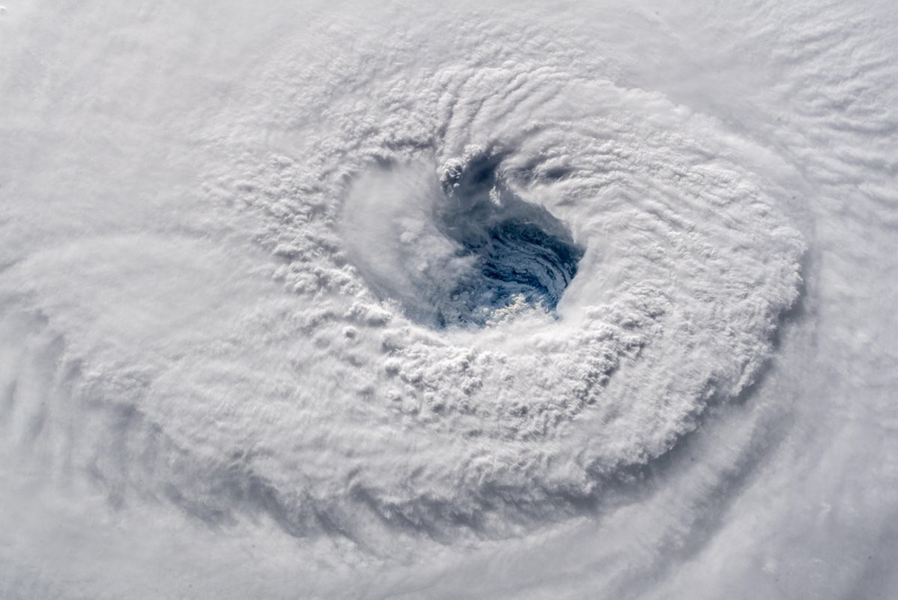 
Ảnh chụp mắt bão Florence hôm 12/9. Đây là siêu bão nguy hiểm nhất năm 2018, gây thiệt mạng cho 55 người và thiệt hại 17 tỷ đô la cho Mỹ, Canada và nhiều quốc gia khác nơi nó đi qua.
