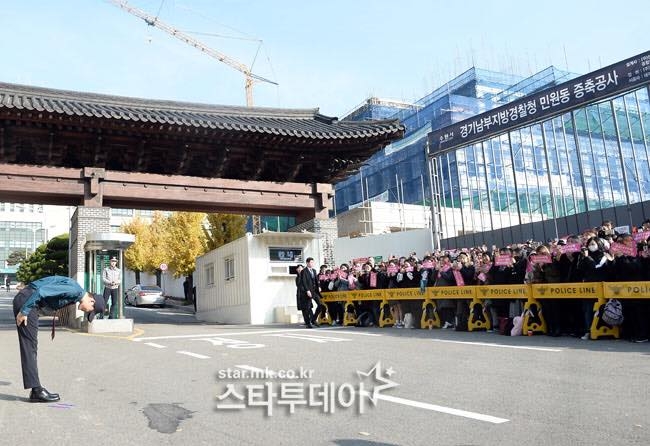 Kim Junsu (JYJ) rạng rỡ xuất ngũ trong sự chào đón của hàng trăm người hâm mộ
