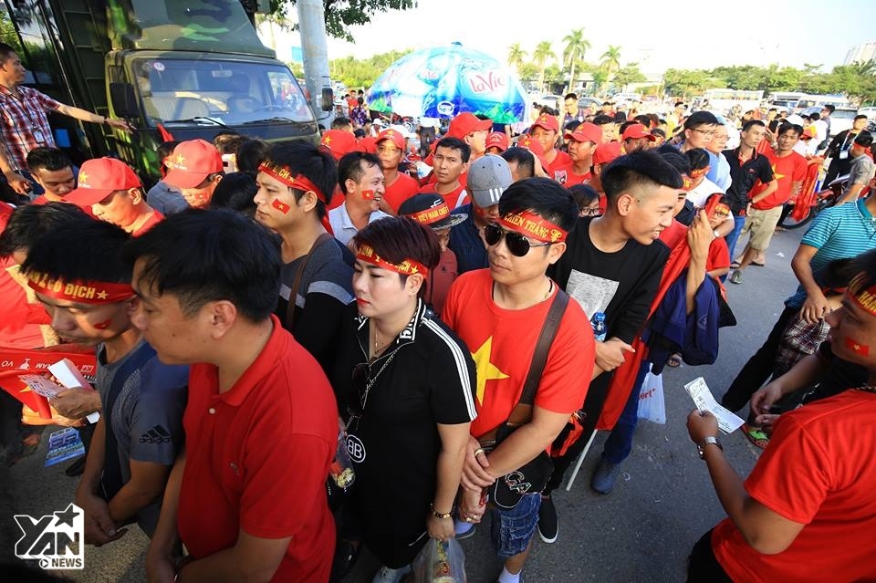 
Tất cả các khu vực trong, ngoài sân vận động Mỹ Đình "nhuộm" đỏ màu cờ sắc áo để cổ vũ cho trận cầu lịch sử của đội tuyển Việt Nam.