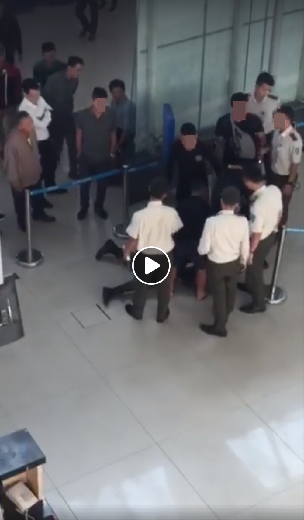 3 nam thanh niên to khỏe lao vào hành hung nữ nhân viên hàng không vì từ chối chụp ảnh cùng