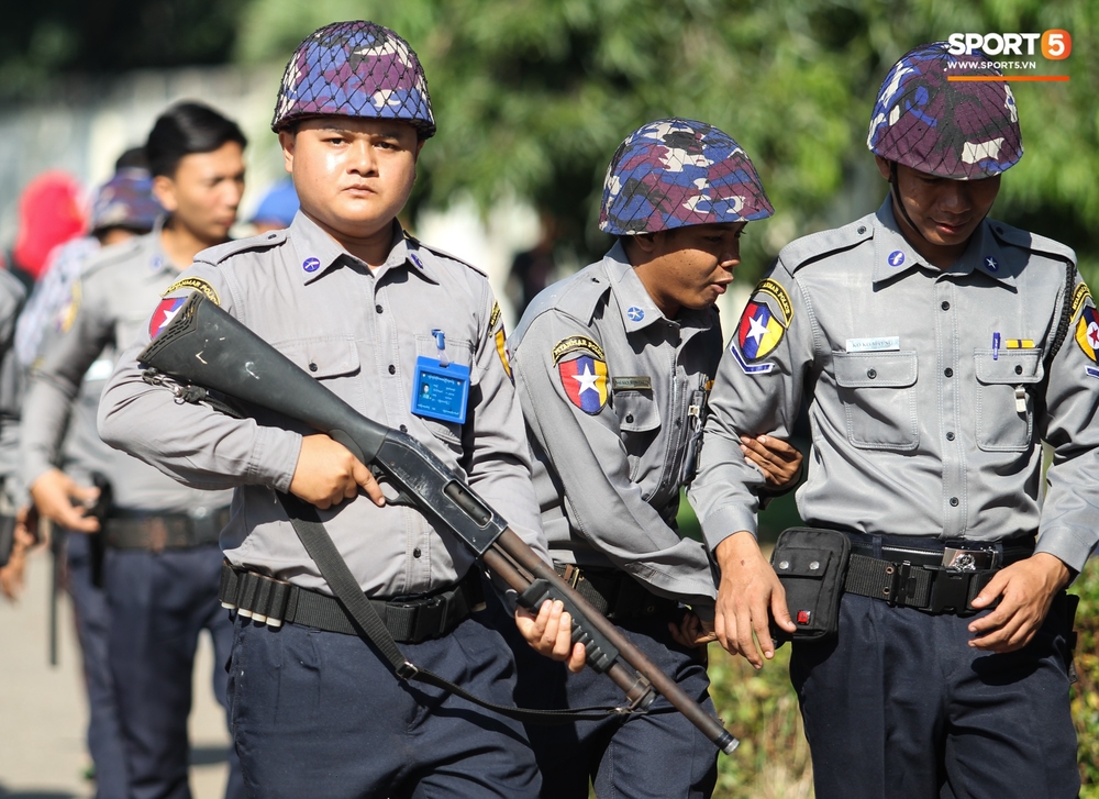 Trước giờ G, cảnh sát vũ trang có mặt khắp mọi nơi ngoài SVĐ tổ chức trận Việt Nam - Myanmar