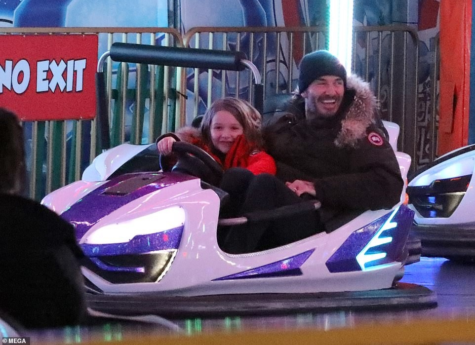 
David Beckham tươi cười khi chơi xe điện cùng bé Harper tại khu giải trí Winter Wonderland ở London.