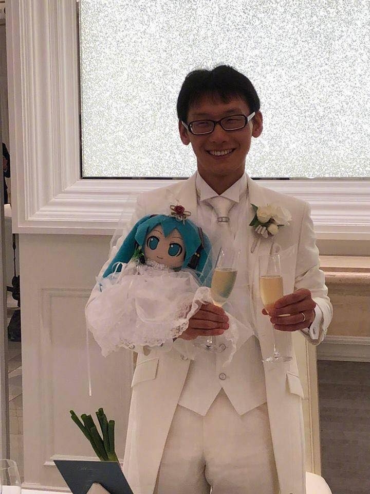 
Từ năm 2016, Hatsune Miku đã được cấp giấy tờ đăng ký kết hôn riêng và được chính phủ Nhật Bản công nhận