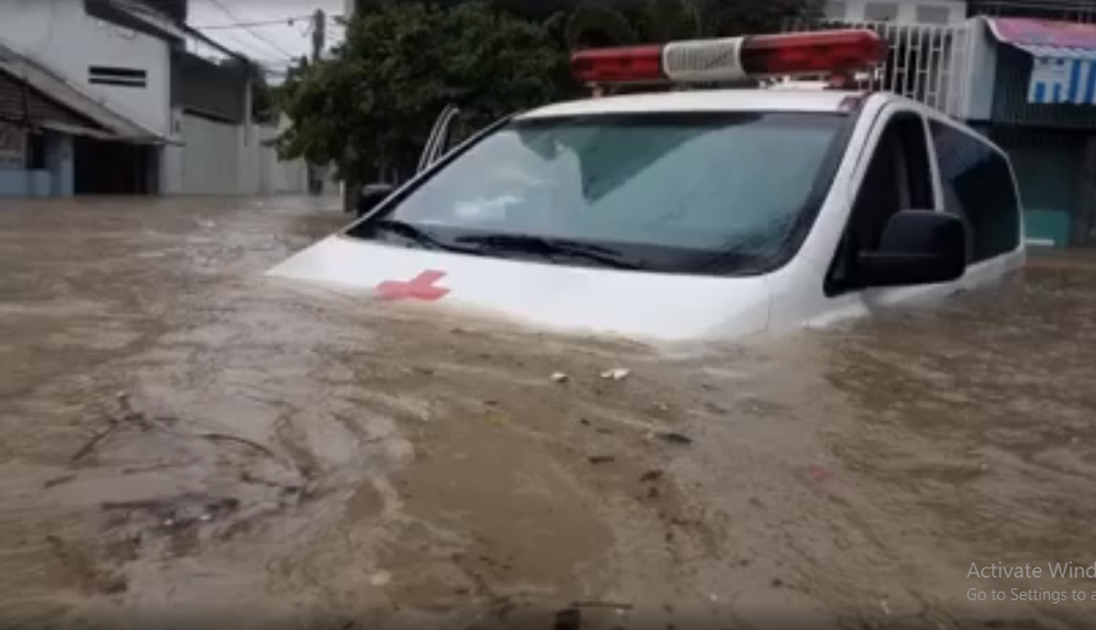 
Chiếc xe cứu thương "chết đứng" giữa dòng nước (Ảnh: Chụp màn hình clip H.)