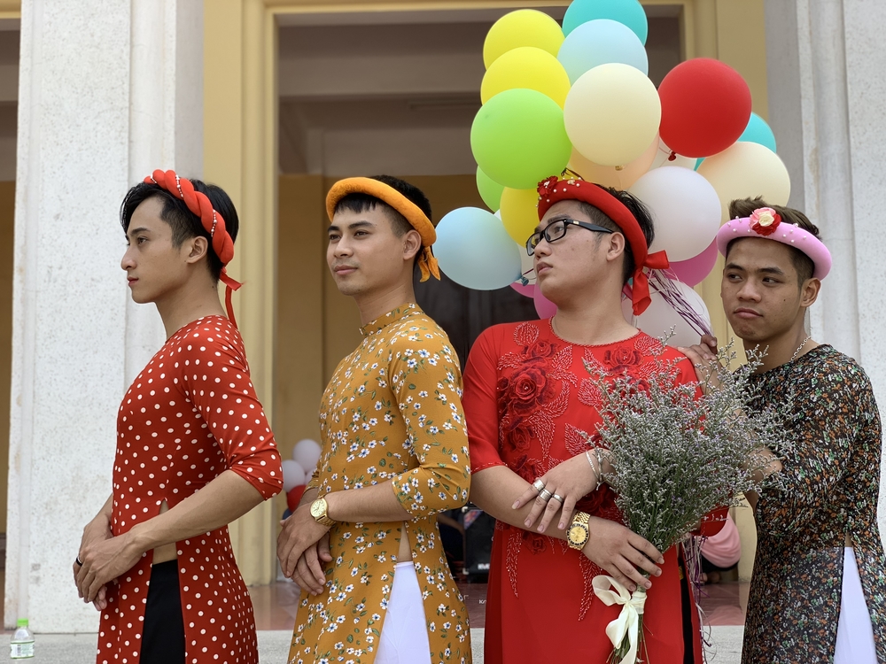 
Nhóm bạn gồm 4 thành viên là: Hoàng, Quang, Cường, Sơn (theo thứ tự từ trái sang phải)