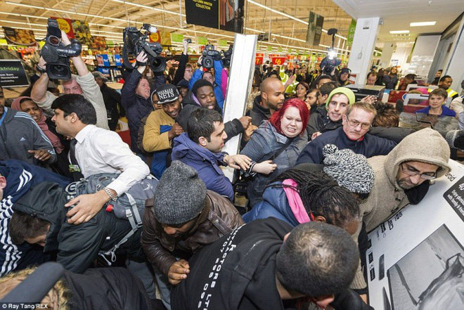Black Friday tại Mỹ: 10 người chết, 111 người bị thương do chen lấn, ẩu đả lúc “điên cuồng mua sắm”