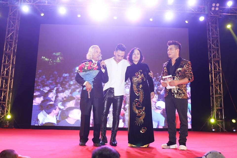 Châu Khải Phong xin lỗi gia đình trong đêm kỷ niệm 10 năm ca hát