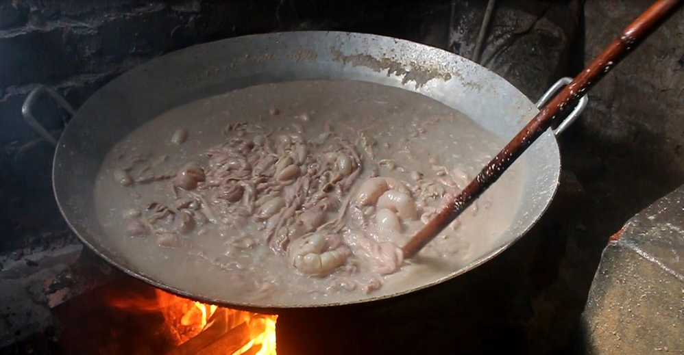 Bàng hoàng phát hiện một cơ sở đang tẩm ướp 20 tấn lòng lợn bẩn tại Quảng Ninh