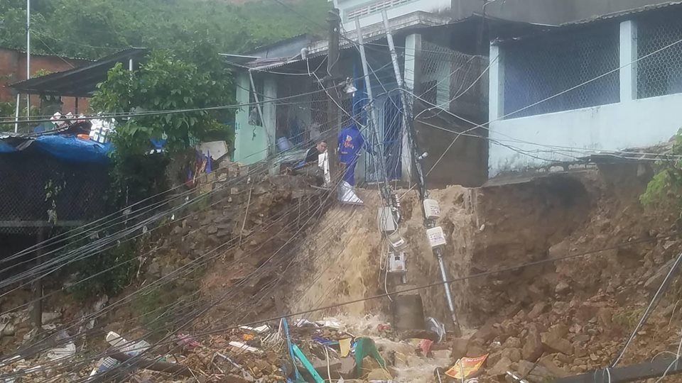 
Hiện trường vụ sập nhà ở thôn Thành Phát (ảnh báo Khánh Hoà).