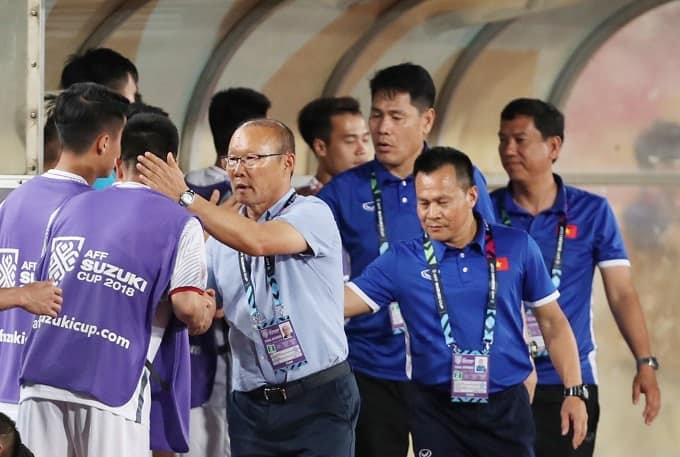 
Động viên và bắt tay các tuyển thủ sau khi trận đấu khép lại.