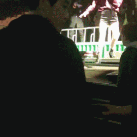 
Khoảnh khắc Park bồng IU xuống từ sân khấu khiến fan bấn loạn.