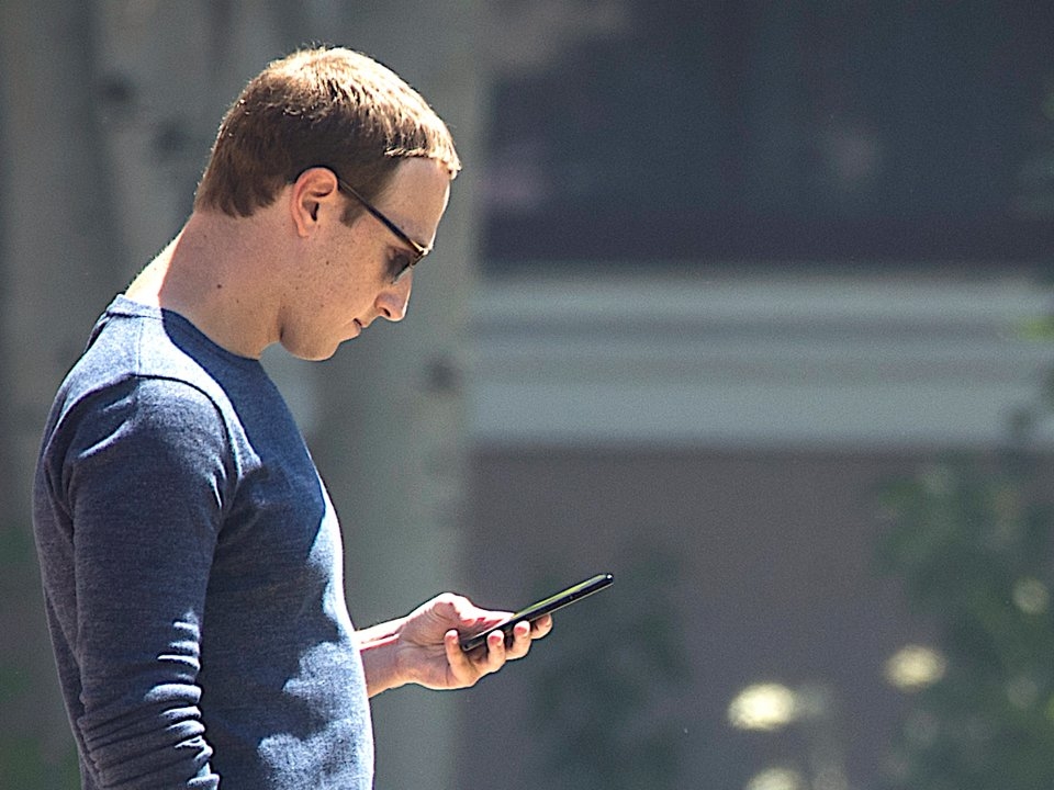 Mark Zuckerberg không cho nhân viên dưới trướng sử dụng iPhone vì mối hiềm khích với CEO Apple Tim Cook?