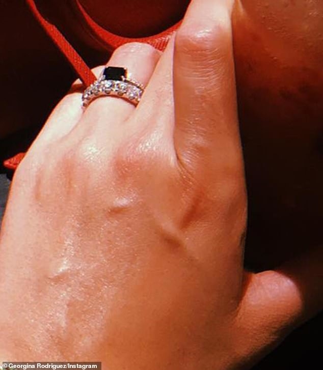
Chiếc nhẫn trên tay Georgina được cho là nhẫn cầu hôn.