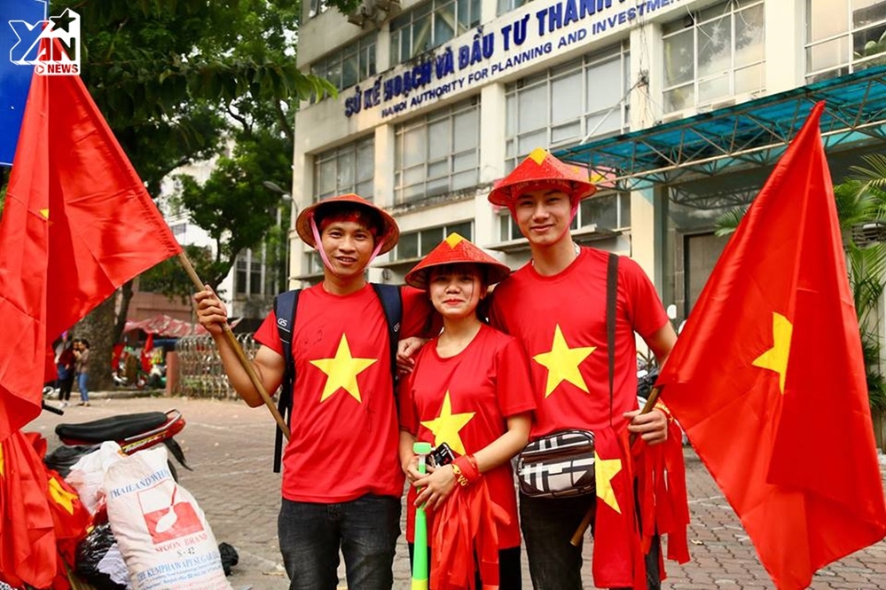 CĐV đến sớm nhuộm đỏ trước sân Hàng Đẫy: Đội tuyển Việt Nam quyết giành ngôi đầu bảng