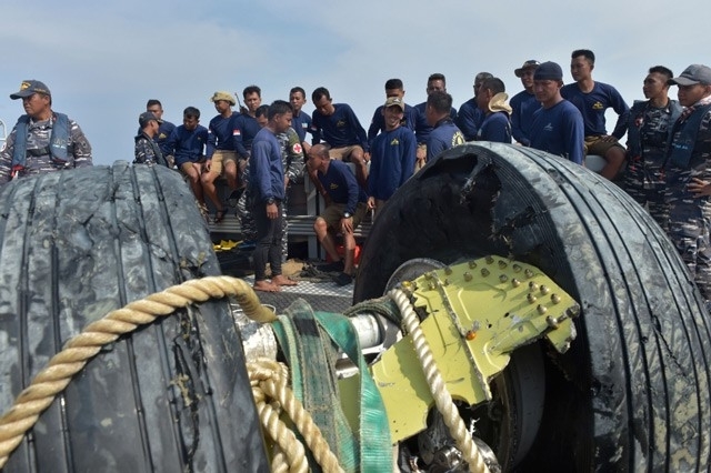 
Một bên bánh xe của chiếc máy bay được các thợ lặn tìm được
