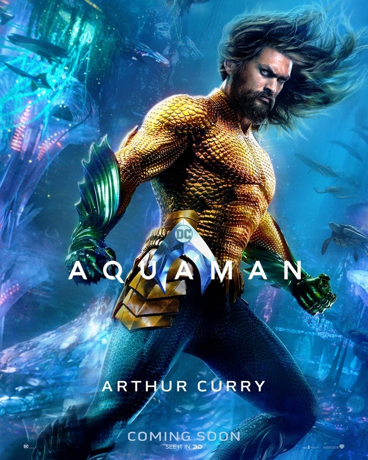 
Trang phục của Arthur Curry/Aquaman (Jason Momoa thủ vai) trong poster mới nhất đã được cải tiến hơn rất nhiều so với những hình ảnh được công bố trước đó. Các chi tiết như bao tay, bao chân và giáp trụ vòng quanh em đã tạo ra những điểm nhấn rất sắc sảo cho bộ trang phục. 