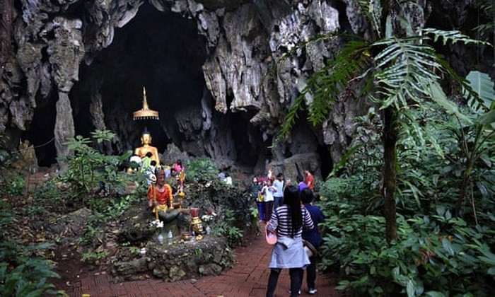 
Du khách tới tham quan tại khu vực hang động Tham Luang
