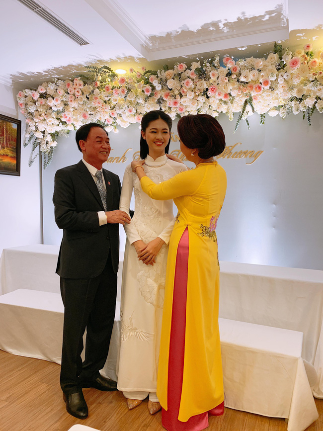 Cuối cùng cũng lộ diện hình ảnh của ông xã đại gia Á hậu Thanh Tú trong lễ đính hôn - Tin sao Viet - Tin tuc sao Viet - Scandal sao Viet - Tin tuc cua Sao - Tin cua Sao