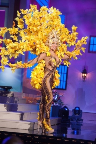 
Người đẹp Venezuela "bê" nguyên cả một cây lá vàng cực nổi bật lên sân khấu Miss Universe 2014.