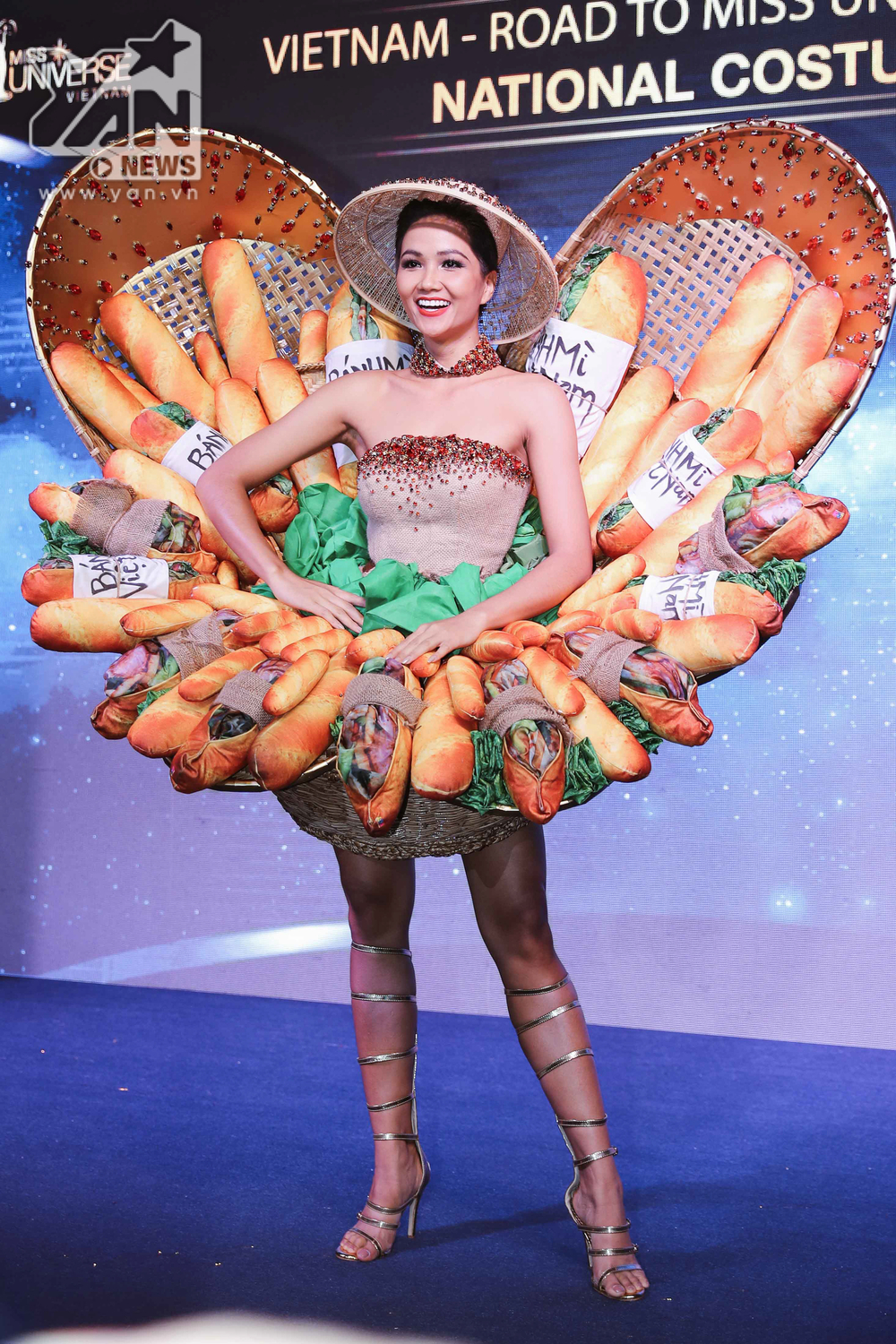 
Bộ quốc phục "Bánh mì" quá đỗi độc đáo này của đại diện Việt Nam đã nhận không ít những phản hồi tiêu cực từ khán giả.