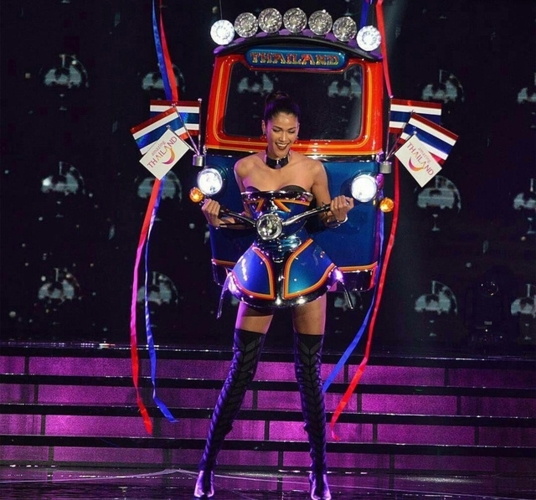 
Chiếc xe Tuk Tuk của Thái Lan cũng nhận được giải thưởng cho trang phục dân tộc tại Miss Universe 2015.
